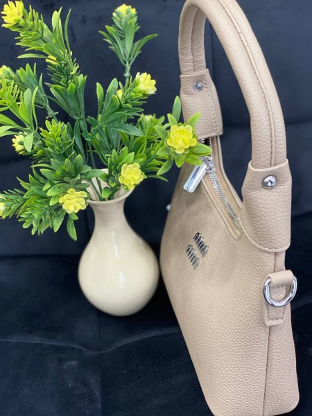 Жіноча сумка-багет з пористої еко-шкіри бежевого кольору 32372