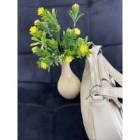 Жіноча брутальна сумка с карманами з еко-шкіри молочного кольору 32378