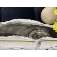 Жіноча брутальна сумка с карманами з еко-шкіри молочного кольору 32378