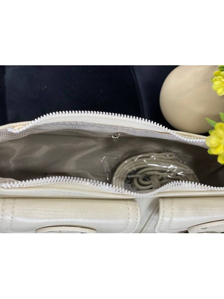 Жіноча брутальна сумка с карманами з еко-шкіри молочного кольору 32378