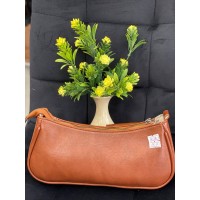 Жіноча брутальна сумка с карманами з еко-шкіри коричневого кольору 32380