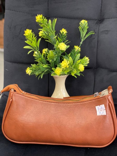 Жіноча брутальна сумка с карманами з еко-шкіри коричневого кольору 32380