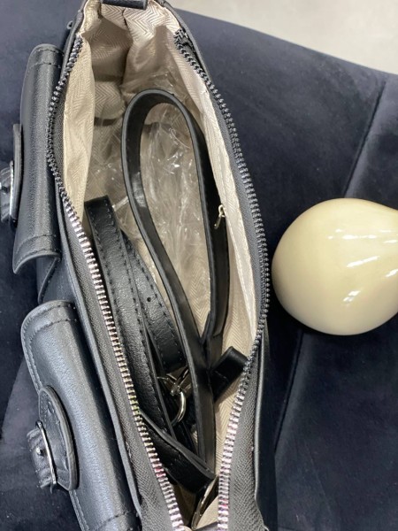 Жіноча брутальна сумка с карманами з еко-шкіри чорного кольору 32381