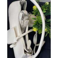 Женская сумка-багет из пористой эко-кожи белого цвета 32387