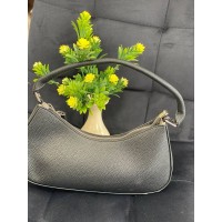 Жіноча сумка-багет з пористої еко-шкіри чорного кольору 32388