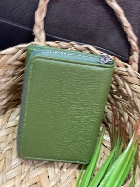 Жіночий компактний гаманець із пористої еко-шкіри зеленого кольору 32389