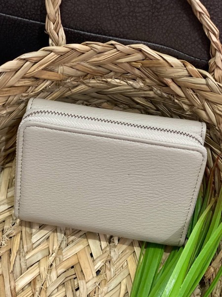 Жіночий компактний гаманець із пористої еко-шкіри бежевого кольору 32390