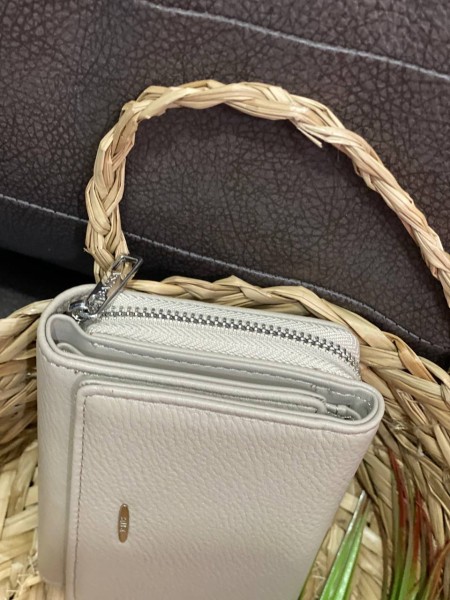 Жіночий компактний гаманець із пористої еко-шкіри бежевого кольору 32390