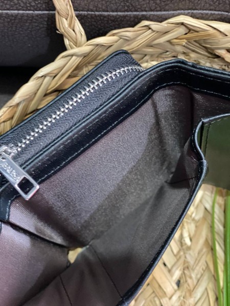 Жіночий компактний гаманець із пористої еко-шкіри чорного кольору 32417