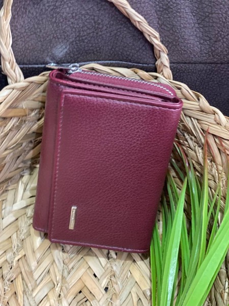 Жіночий компактний гаманець із пористої еко-шкіри бордового кольору 32418