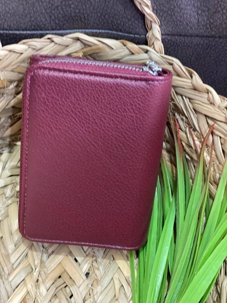 Жіночий компактний гаманець із пористої еко-шкіри бордового кольору 32418