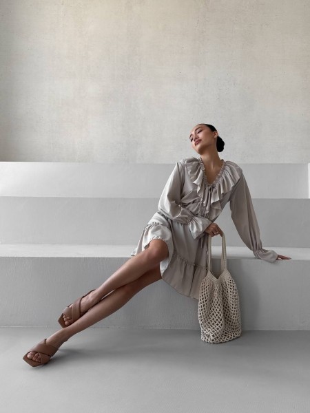 Легкое платье клеш с воланами бежевого цвета 32439