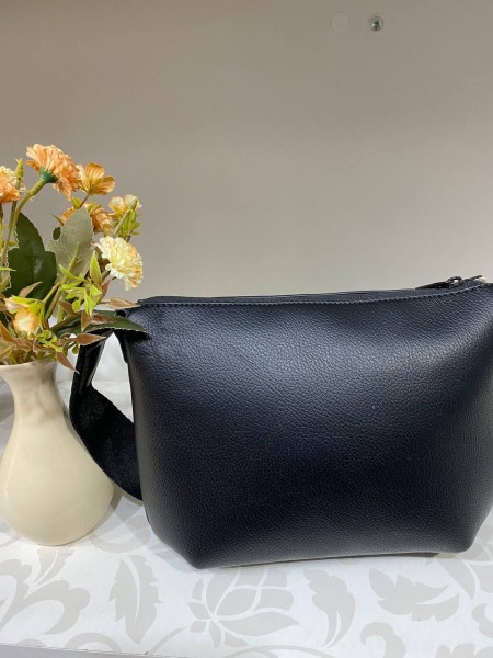 Жіноча базова сумка через плече з еко-шкіри чорного кольору 32514