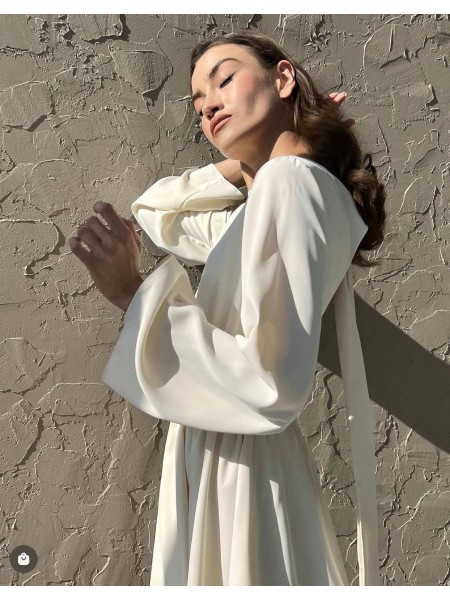 Легкое платье мини с открытой спинкой молочного цвета 32557