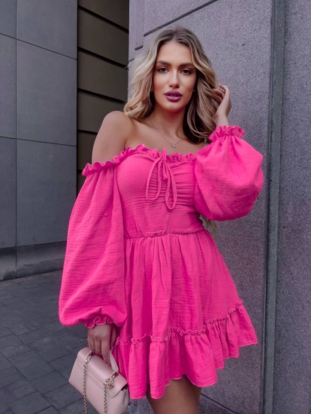 Муслиновое платье мини с рюшами малинового цвета 32569