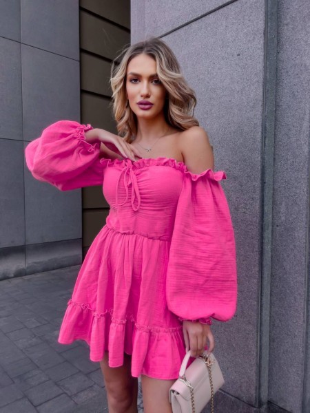 Муслиновое платье мини с рюшами малинового цвета 32569