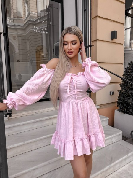 Муслиновое платье мини с рюшами пудрового цвета 32571