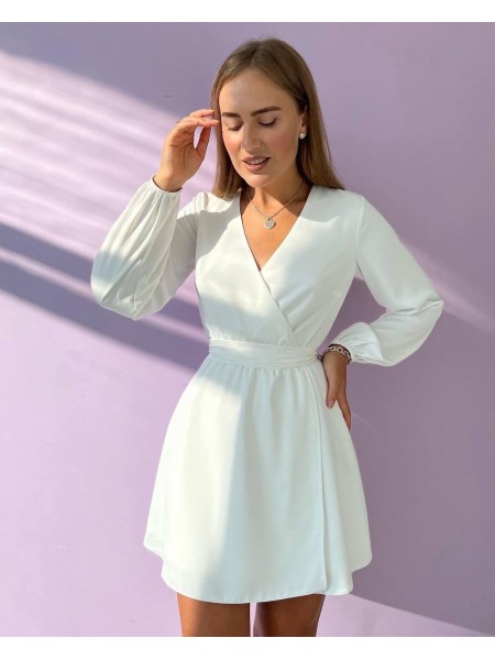 Легкое платье мини с поясом молочного цвета 32572