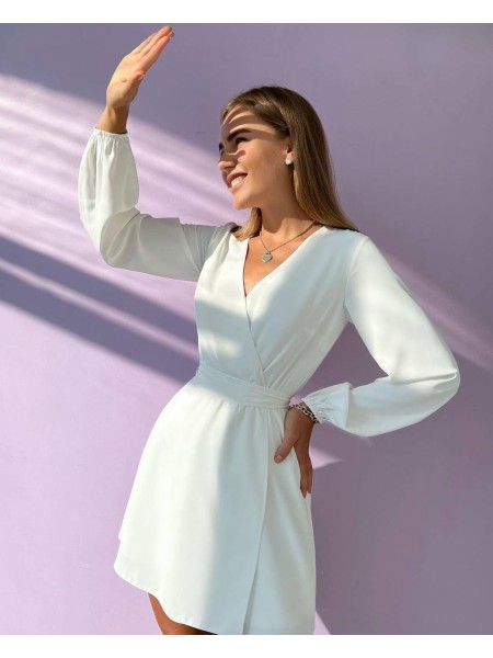 Легкое платье мини с поясом молочного цвета 32572