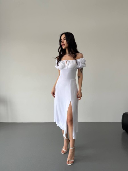 Легкое платье с разрезом молочного цвета 32580