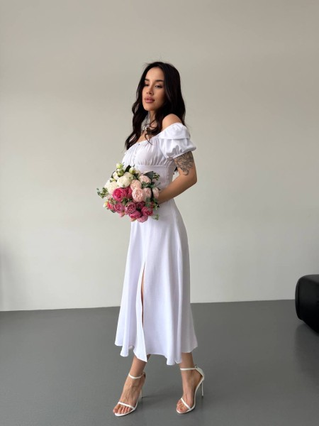 Легкое платье с разрезом молочного цвета 32580