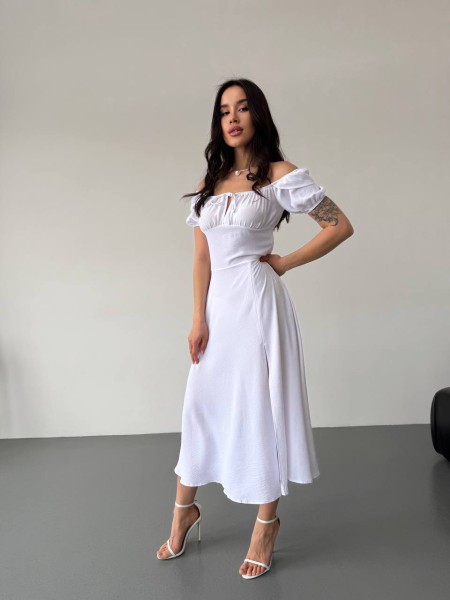 Легкое платье с разрезом молочного цвета 32580