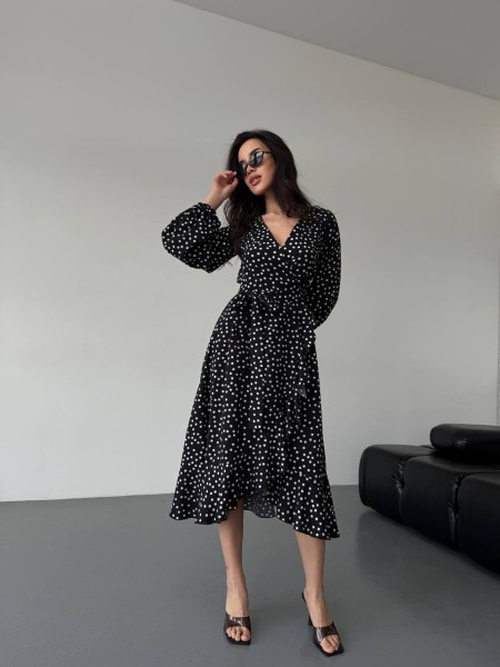 Легкое платье миди на запах в горох черного цвета 32585