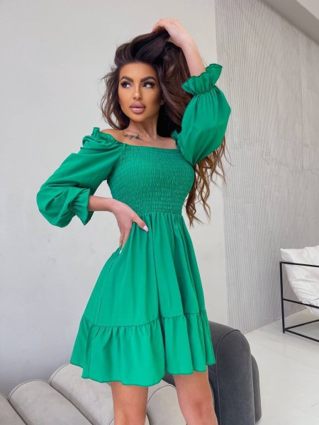 Легка міні сукня з відкритими плечима зеленого кольору 32591