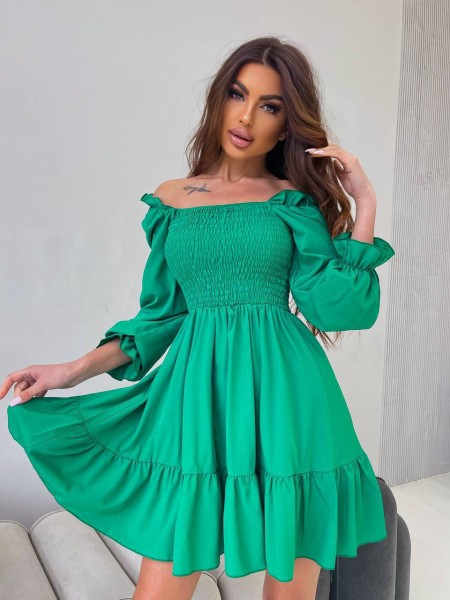 Легка міні сукня з відкритими плечима зеленого кольору 32591