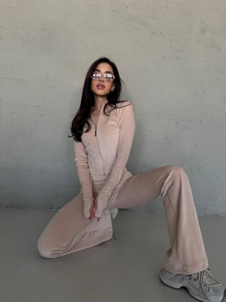 Велюровий жіночий костюм бежевого кольору 32667