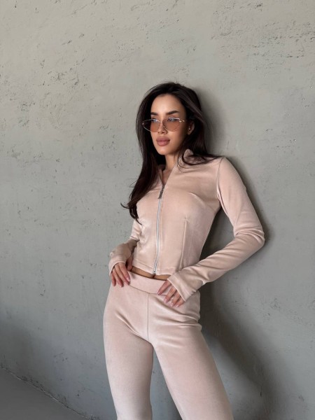 Велюровий жіночий костюм бежевого кольору 32667