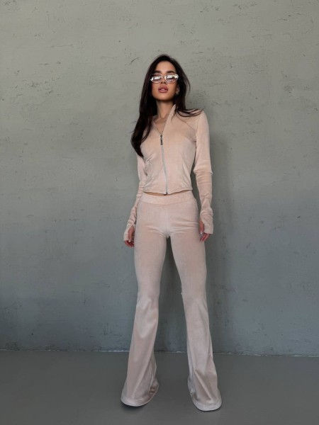 Велюровий жіночий костюм бежевого кольору 32667