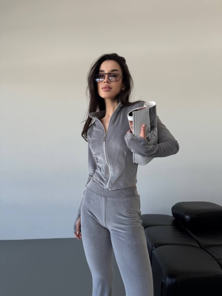 Велюровий жіночий костюм сiрого кольору 32670