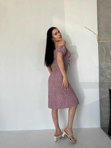 Легкое платье с разрезом в горох пудрового цвета 32717