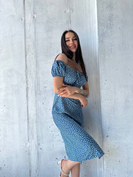 Легкое платье с разрезом в горох голубого цвета 32718