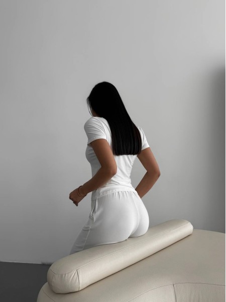 Жіночий легкий прогулянковий костюм молочного кольору 33563