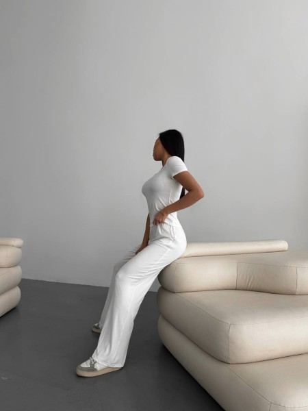 Жіночий легкий прогулянковий костюм молочного кольору 33563