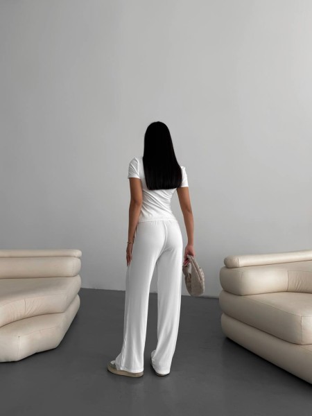 Жіночий легкий прогулянковий костюм молочного кольору 33563