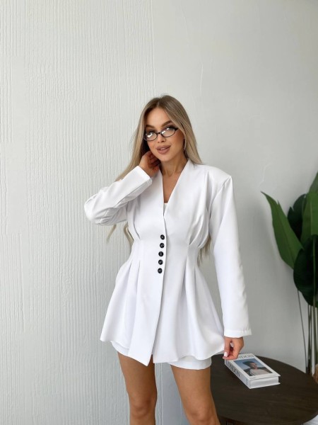 Класичний жіночий костюм (шорти+піджак) молочного кольору 32773