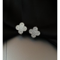 Сережки Конюшина з камінням срібного кольору англійський замок 32811