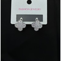 Сережки Конюшина з камінням срібного кольору англійський замок 32811