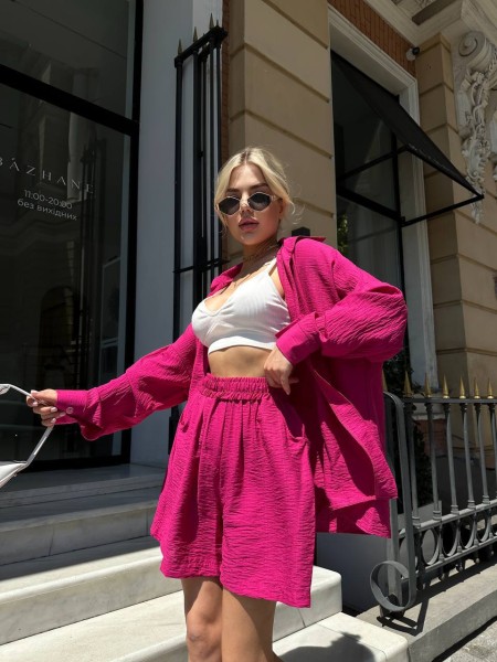 Жіночий льняний костюм з шортами малинового кольору 32862