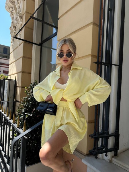 Жіночий льняний костюм з шортами жовтого кольору 32863