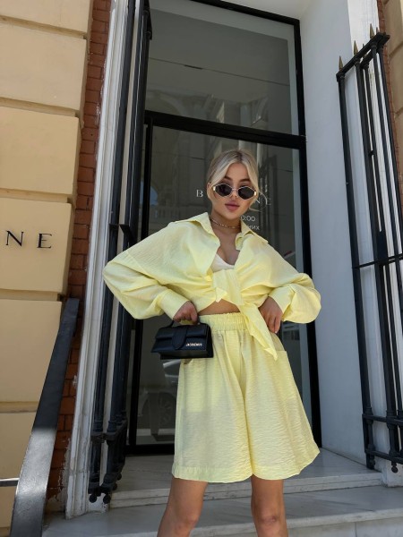 Жіночий льняний костюм з шортами жовтого кольору 32863