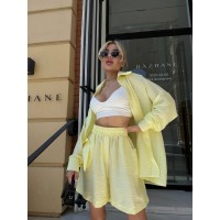 Жіночий льняний костюм з шортами жовтого кольору 32863