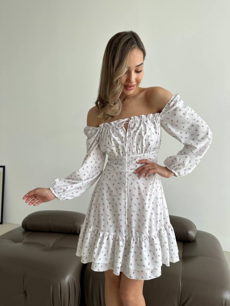 Легка міні сукня з відкритими плечима білого кольору 32867