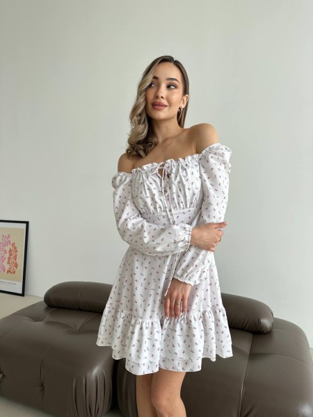 Легка міні сукня з відкритими плечима білого кольору 32867