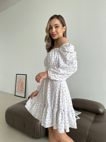 Легка міні сукня з відкритими плечима білого кольору 32867