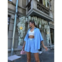 Жіночий повсякденний костюм з шортами блакитного кольору 32895