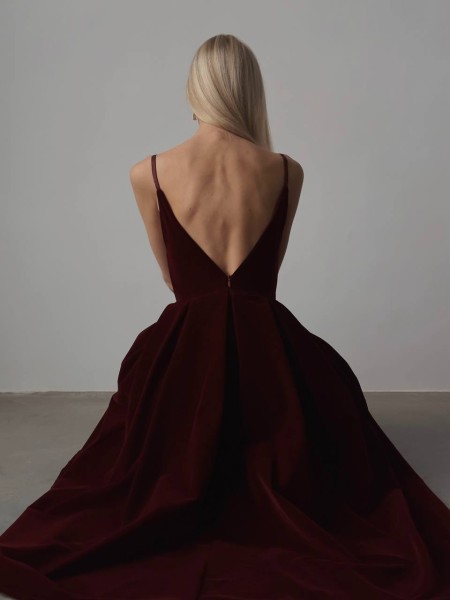 Вечірня оксамитова сукня на бретельках бордового кольору 32950